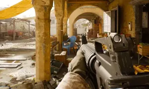 Gracz wciela się w członka Delta Force na PS5, celując z karabinu przez zrujnowany rynek.