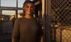 Lucia z GTA 6 stoi przed bramą, za nią widać budynki i strażnika.
