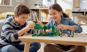 Dzieci budują z klocków Minecraft, tworząc jedną z najlepszych gier LEGO. Radość i kreatywność na twarzach maluchów.