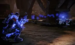 Żołnierz w niebieskiej poświacie walczy z maszyną. Ten moment z Mass Effect poradnik pokazuje kluczową walkę.