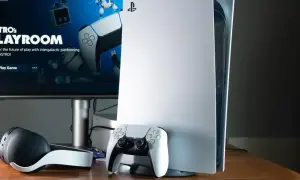 Konsola PS5 z kontrolerem i słuchawkami. Wiedza to potęga PS5, odkryj nowe światy w Astro's Playroom.