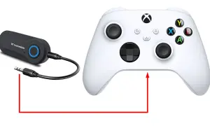 BT transmiter podłączony do kontrolera Xbox. Dowiedz się, jak podłączyć słuchawki do Xboxa za pomocą tego adaptera.