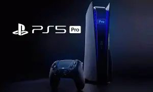 Konsola PS5 Pro i kontroler na ciemnym tle. Zastanawiasz się, ile fps ma PS5? Ta wersja Pro zapewni płynność!