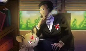 Giovanni z Pokémon GO, w garniturze z odznaką R, siedzi obok swojego Persian.