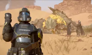 Helldivers 2 crossplay: żołnierze w pancerzach walczą z potworem na pustyni.