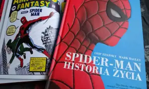 Okładka książki "Spider-Man: Historia Życia" z wizerunkiem Spider-Mana. Obok komiks "Amazing Fantasy" z pierwszym pojawieniem się bohatera.