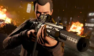 Mężczyzna z karabinem w rękach, w tle wybuchy. Szukasz sposobów na ułatwienie sobie gry? Sprawdź gta 4 kody xbox 360!