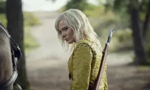Ciri, wiedzmin 4, w żółtej kurtce, z mieczem na plecach, spogląda przez ramię.