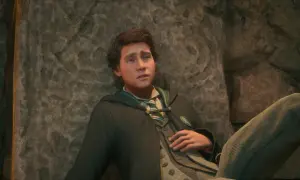 Zamyślony Sebastian z Hogwarts Legacy opiera się o kamień, w szacie Slytherinu.