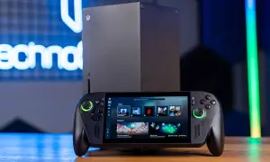 Przenośny handheld gamingowy ROG Ally obok konsoli Xbox Series X. Idealny do grania w gry z Xbox Game Pass.