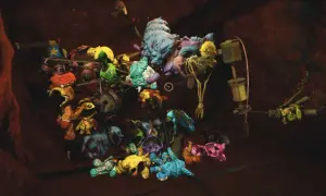 Stos zabawek, jak z prototypu Poppy Playtime, w tym niebieski potwór i żółty królik, w mrocznym, jaskiniowym otoczeniu.