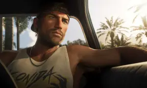 Jason z GTA 6 w czapce i podkoszulku jedzie samochodem przez słoneczne miasto z palmami.