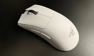 Biała myszka Razer DeathAdder V4 Pro na czarnym tle. Ergonomiczny kształt i logo węża.