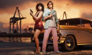 Para, czy GTA 6 będzie na PS4? Para z bronią przy retro aucie, w tle port i zachód słońca.