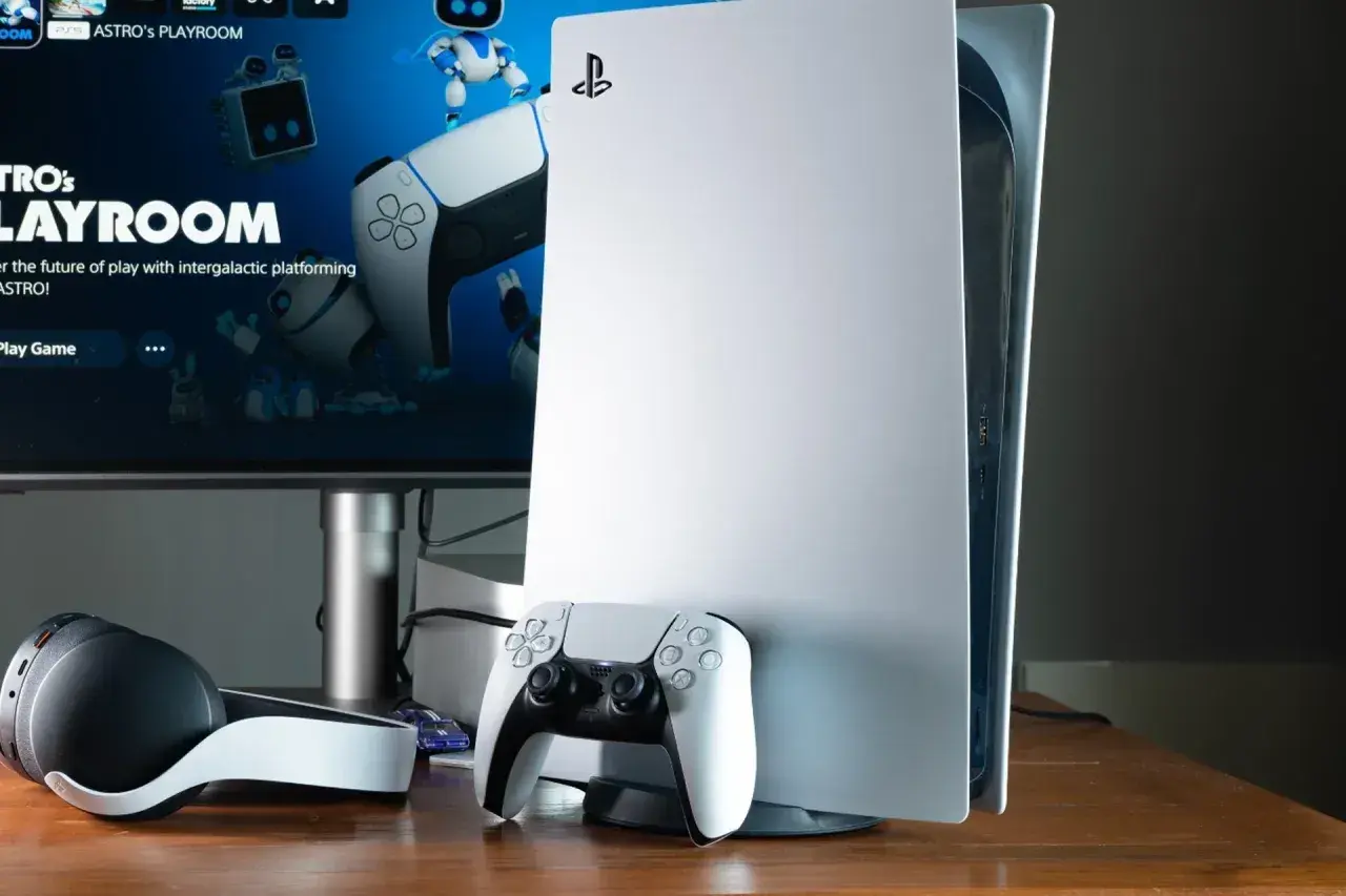 Konsola PS5 z kontrolerem i słuchawkami. Wiedza to potęga PS5, odkryj nowe światy w Astro's Playroom.