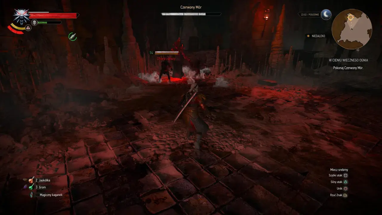 Wiedźmin 3 w cieniu wiecznego ognia. Geralt walczy z Ofiarą zarazy w jaskini, otoczony czerwonym światłem i stalaktytami.