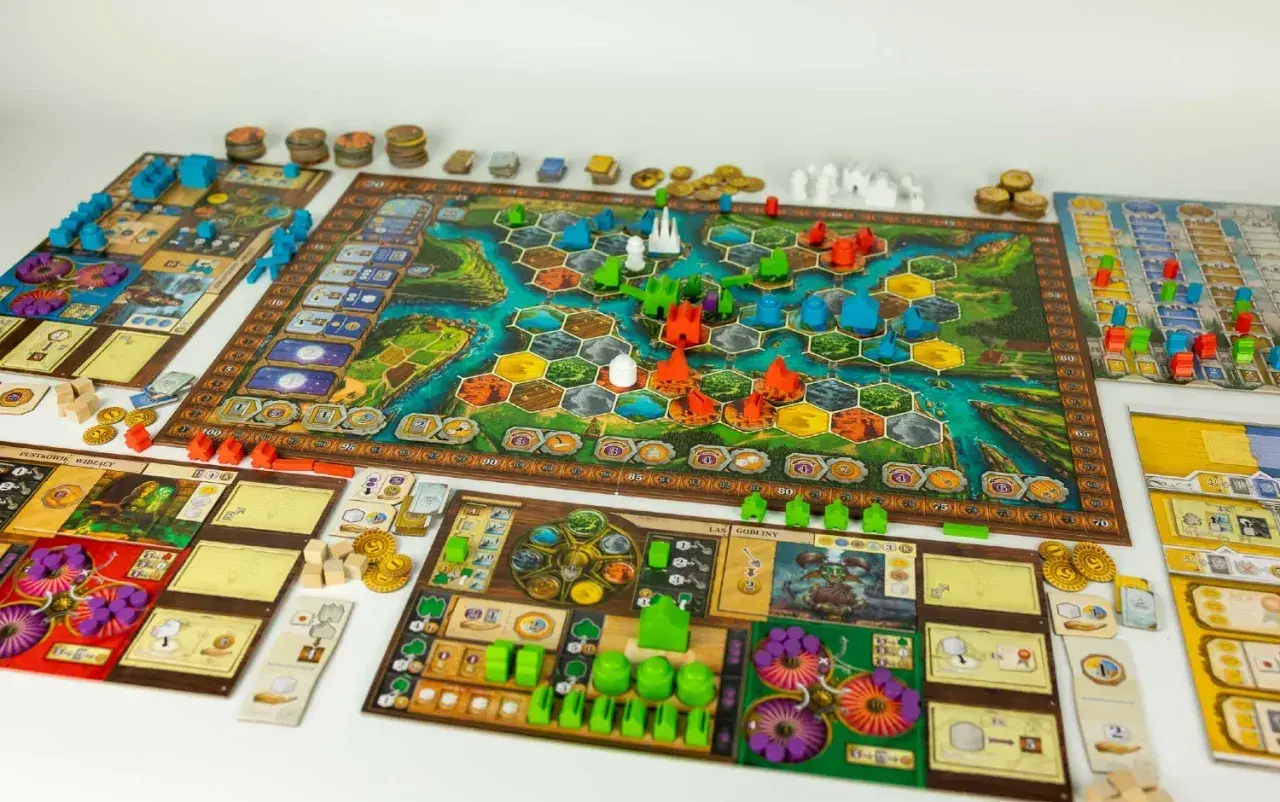 Rozłożone plansze i figurki do gry, zapowiadające epicką przygodę i najlepsze gry RPG.