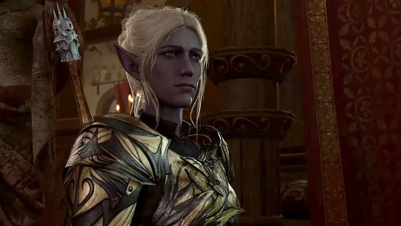 Mroczny elf w zbroi, zamyślony, być może rozważa swoje baldur's gate 3 romanse.