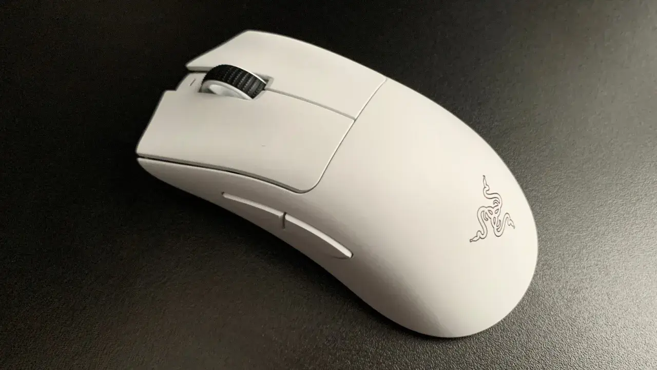Biała myszka Razer DeathAdder V4 Pro na czarnym tle. Ergonomiczny kształt i logo węża.