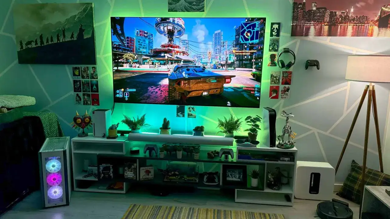 Gamer's paradise z podświetlanym PC, konsolami i telewizorem wyświetlającym grę. To centrum rozrywki, gdzie steam machine czeka na kolejne przygody.