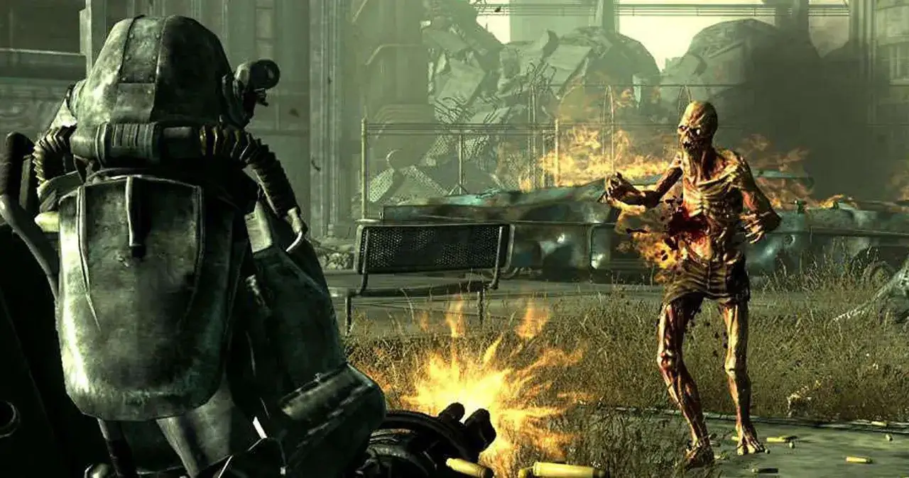 Gracz w pancerzu wspomaganym walczy z ghulem na tle płonących ruin. To scena z gry, która może pojawić się w Fallout 3 poradnik.