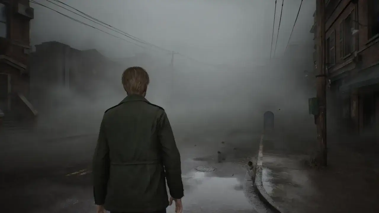 James Sunderland wchodzi w gęstą mgłę, szukając wskazówek w Silent Hill 2 poradnik.