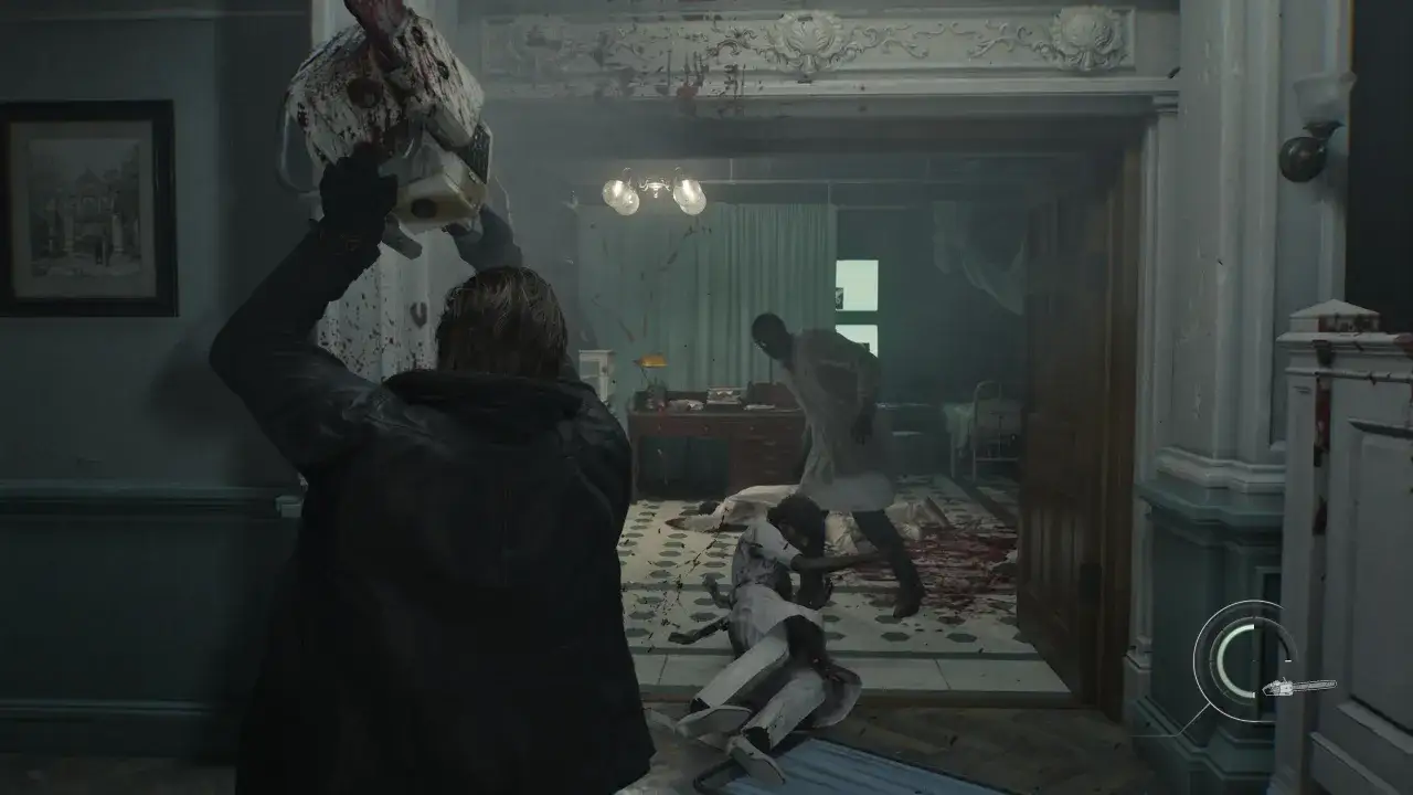 Leon walczy z zombie w szpitalu, trzymając piłę łańcuchową. Scena z Resident Evil 4 Remake na PS4.