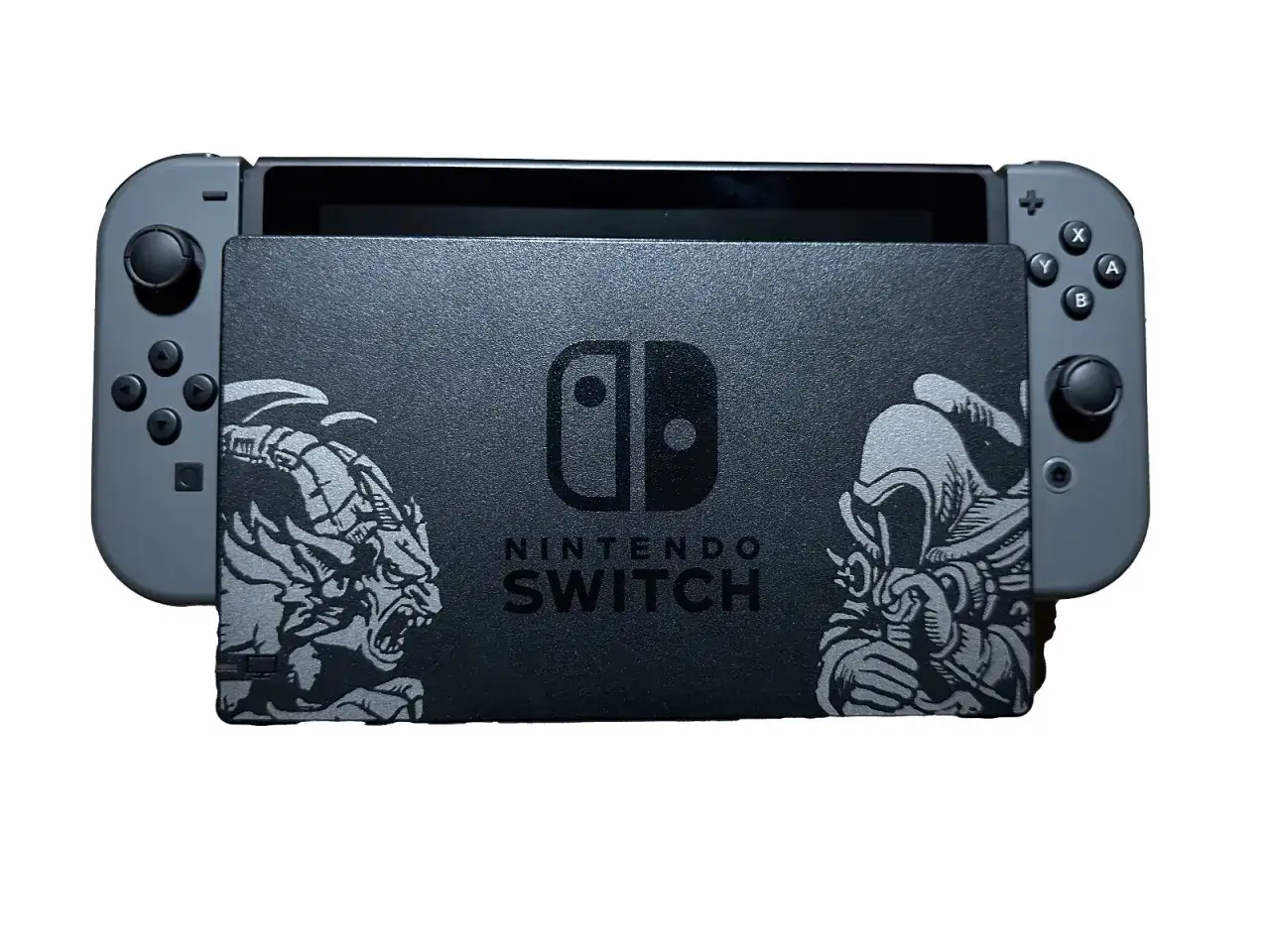 Szary Nintendo Switch z grafiką z Diablo 4. Po bokach konsoli widoczne potwory, w centrum logo gry.
