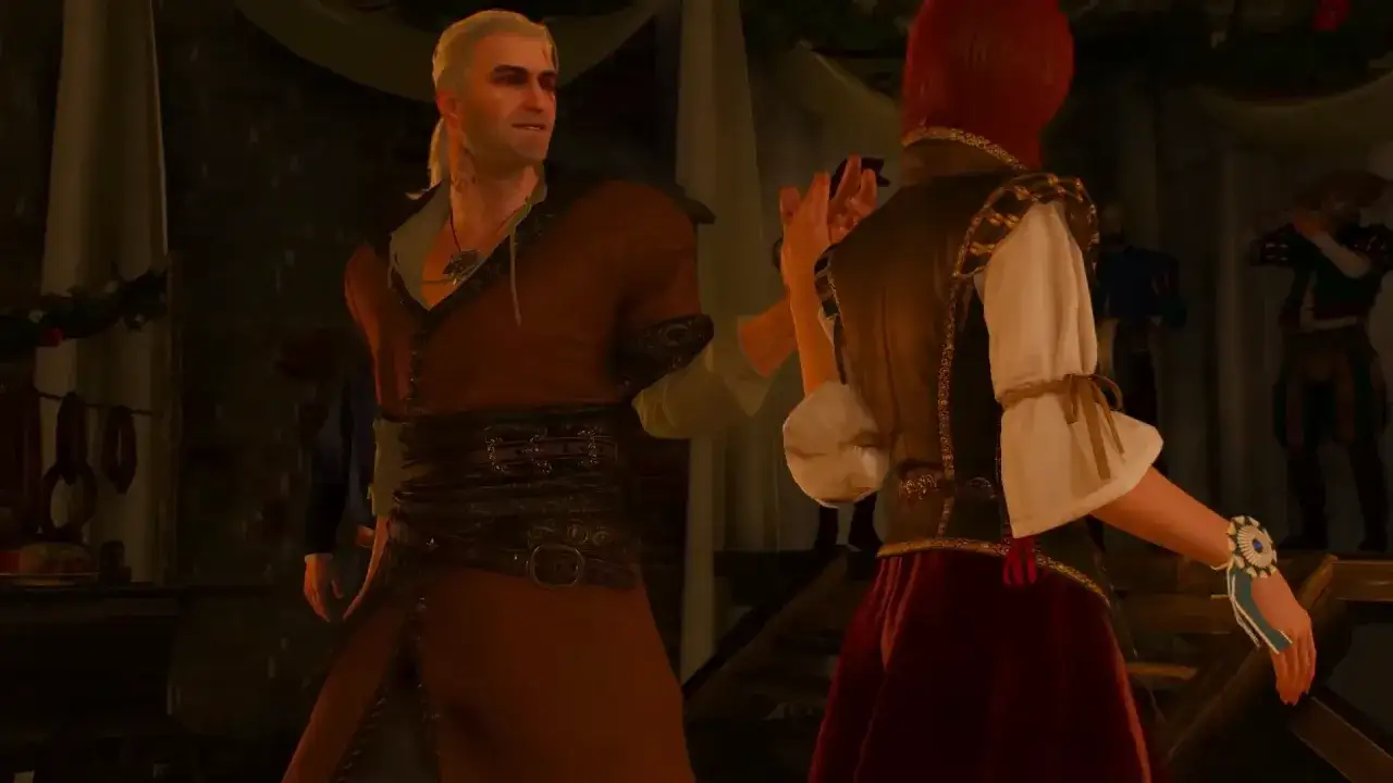 Geralt z Rivii, w pomarańczowej tunice, tańczy z rudowłosą kobietą.