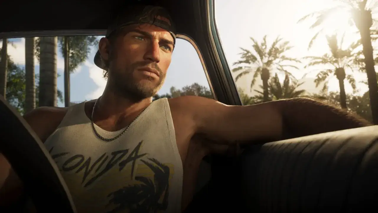 Jason z GTA 6 w czapce i podkoszulku jedzie samochodem przez słoneczną, palmową dżunglę.