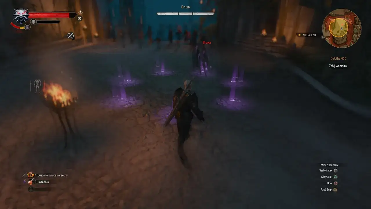 Geralt walczy z Bruxa w Długa noc. Wampirzyca otoczona fioletowymi kręgami, w tle tłum i płonące pochodnie.