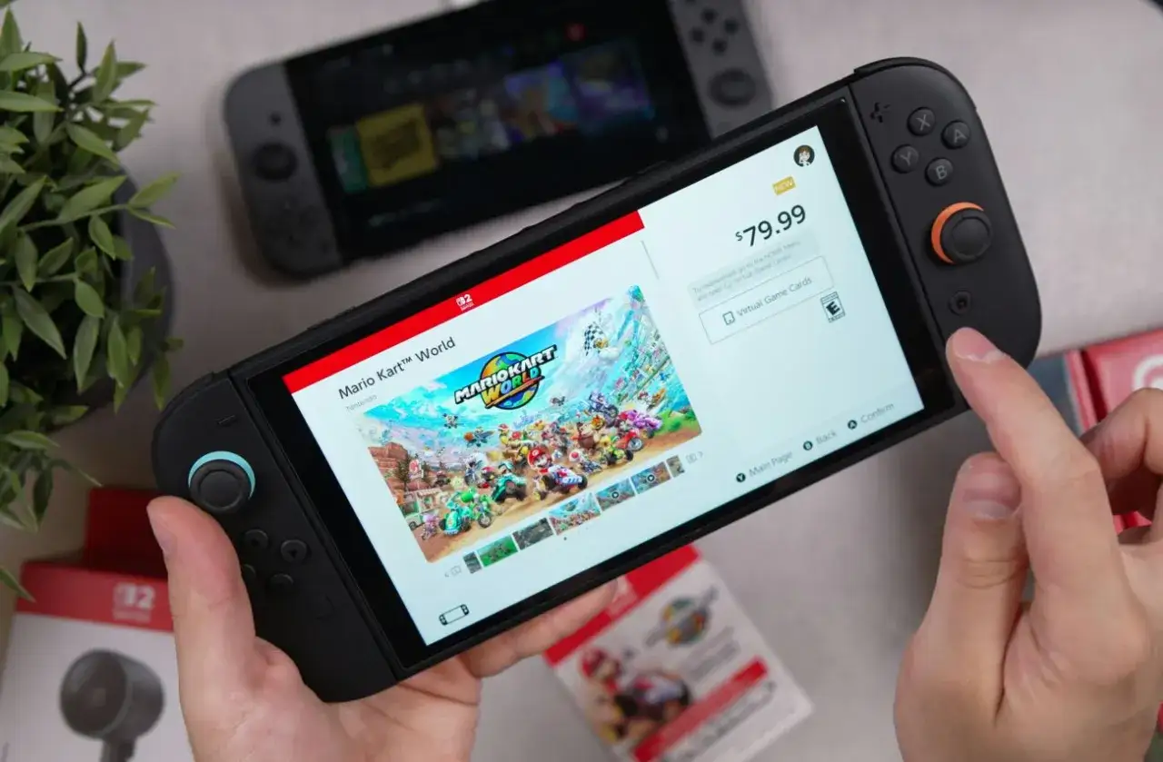 Ręce trzymają konsolę Nintendo Switch, na ekranie której widać grę Mario Kart World. To świetna okazja, by kupić nowe gry na Nintendo Switch!