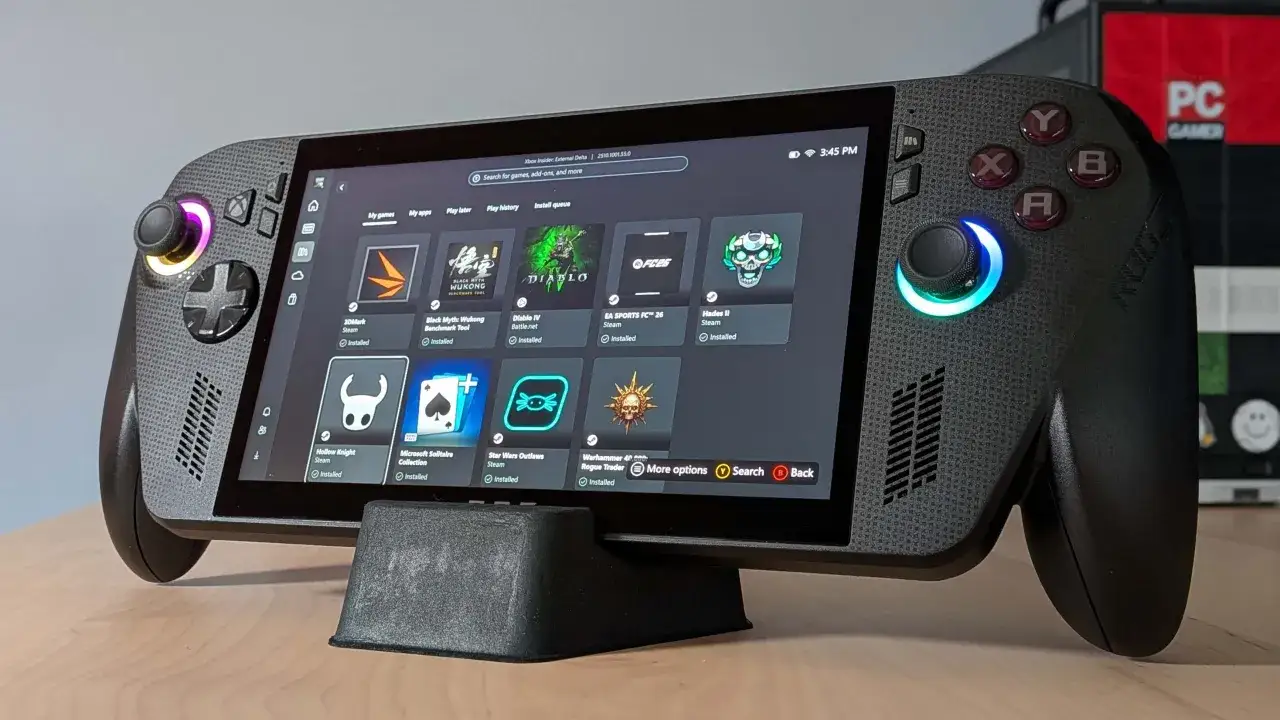 Ręczny komputer do gier, podobny do Xbox, z kolorowymi podświetleniami i ekranem wyświetlającym gry. Ten Xbox Rogue Ally X jest gotowy do akcji.