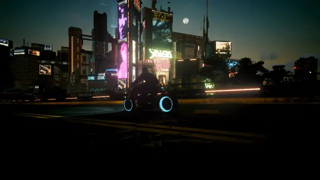 Motocyklista przemierza nocą miasto w stylu cyberpunk. Neonowe światła i wysokie budynki tworzą futurystyczny cel pal.
